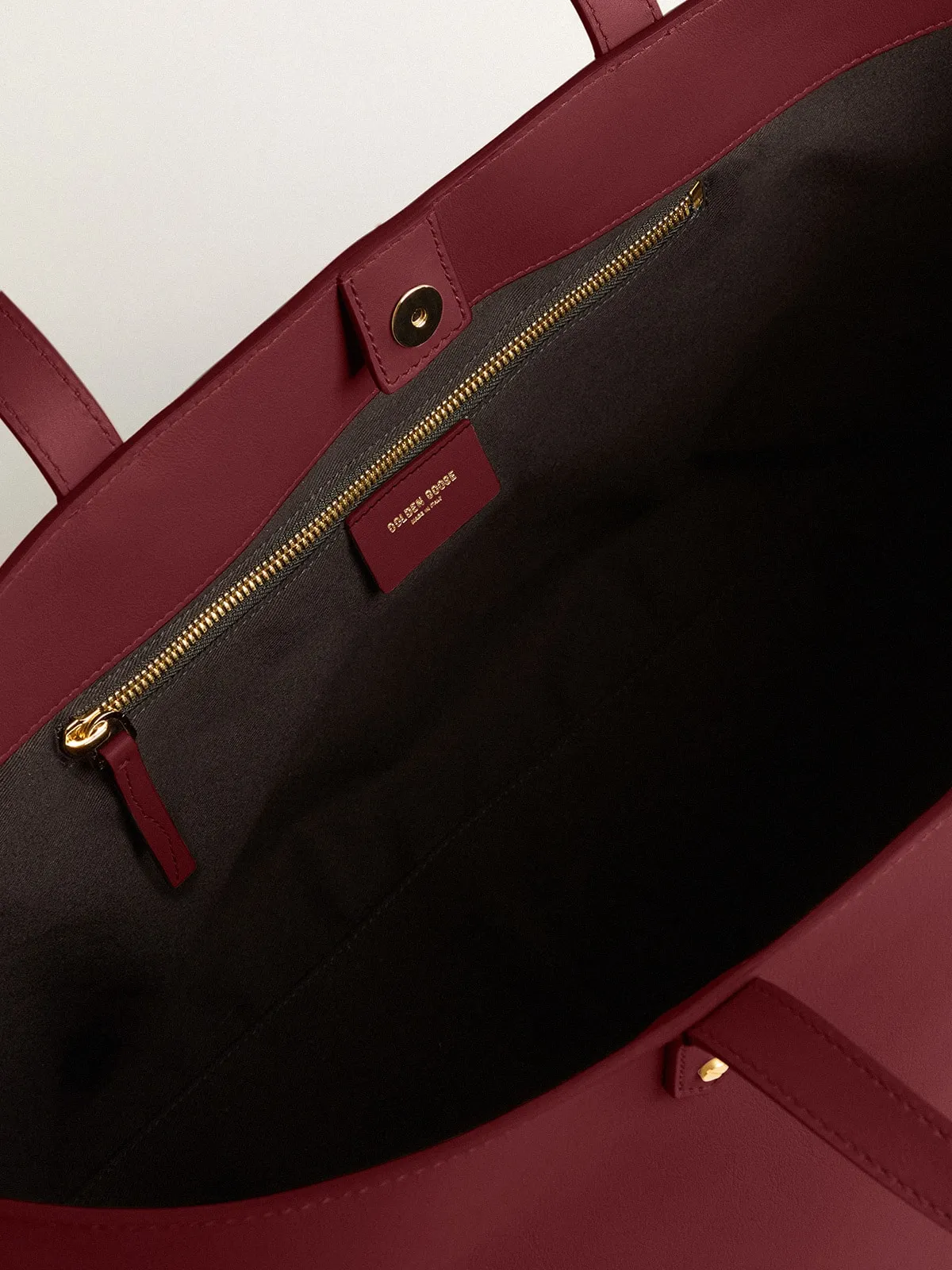 Burgundy Pasadena Bag in smooth leather with gold logo